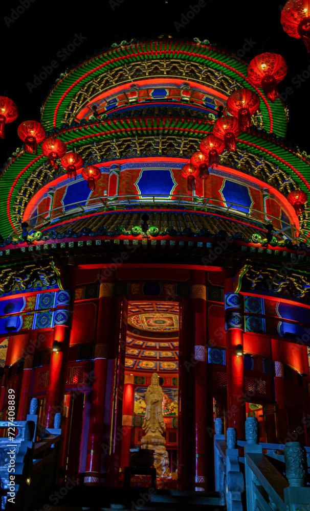 Templo Chino Budista decoradao para el año nuevo chino. Farolillos chinos para celebración de año nuevo chino.
