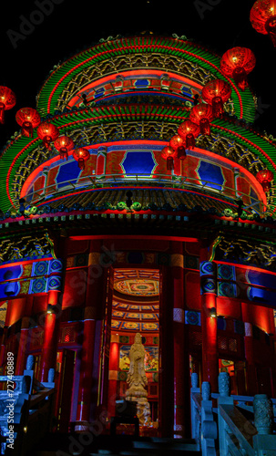 Templo Chino Budista decoradao para el año nuevo chino. Farolillos chinos para celebración de año nuevo chino.