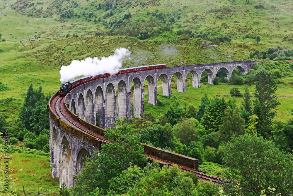Naklejka premium Die Dampflok auf dem berühmten Glenfinnan-Viadukt in Schottland