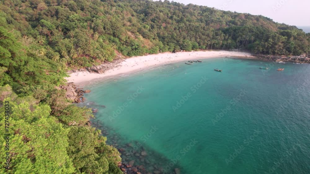 Plage de sable blanc paradisiaque à Phuket - Vue aérienne 4K de la liberté tropicale et de la nature sauvage - Vacances exotiques et détente en Thaïlande Plage de sable blanc paradisiaque à Phuket - Vue aérienne 4K de la liberté tropicale et de la nature sauvage - Vacances exotiques et détente en Thaïlande