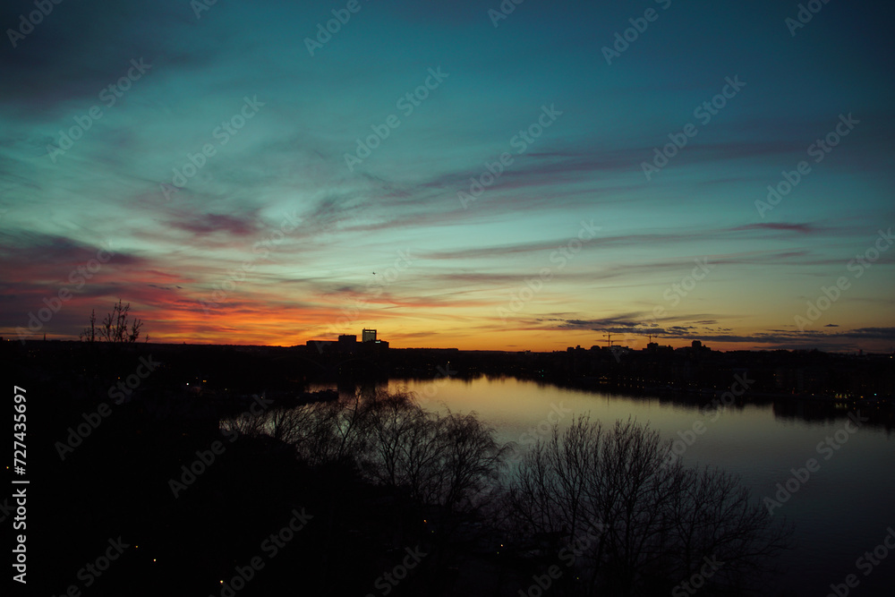 Naklejka premium a sunset over a river