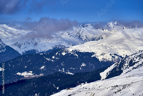 Obraz na płótnie Breathtaking beautiful panoramic view on Snow Alps - snow-capped winter mountain peaks around French Alps mountains, The Three Valleys: Courchevel, Val Thorens, Meribel (Les Trois Vallees), France w salonie