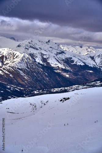 Obraz na płótnie Breathtaking beautiful panoramic view on Snow Alps - snow-capped winter mountain peaks around French Alps mountains, The Three Valleys: Courchevel, Val Thorens, Meribel (Les Trois Vallees), France w salonie
