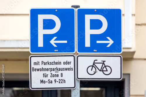 Verkehrsschilder: Parken erlaubt 