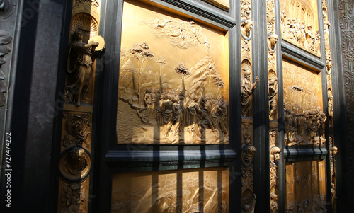 Puerta del Baptisterio de San Juan, Florencia, Italia photo