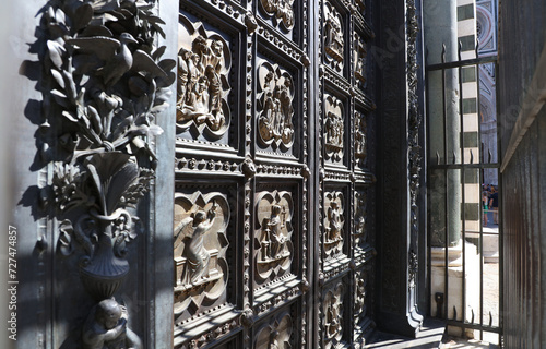 Puerta del Baptisterio de San Juan, Florencia, Italia photo