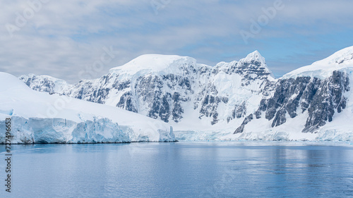 Antarctica mountains and sea. South Pole. On a sunny day.  © Иван Грабилин