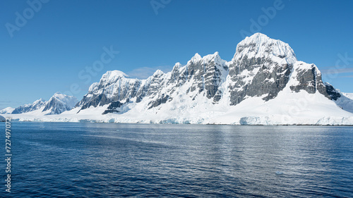 Fotografía Antarctica mountains and sea. South Pole. On a sunny day.
