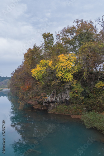 日本　岩手県一関市を流れる磐井川の渓谷、厳美渓と紅葉した木々 photo