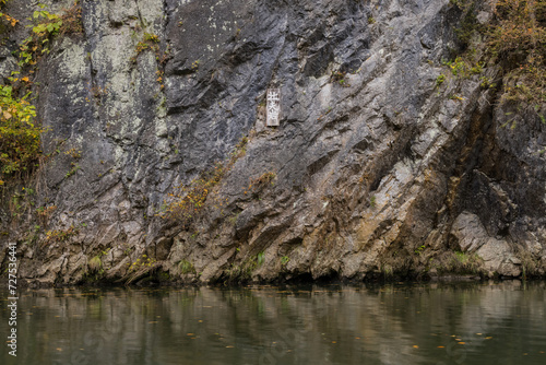 日本 岩手県一関市を流れる砂鉄川沿いの渓谷、猊鼻渓の舟下りの船上から見える石灰岩の岩壁