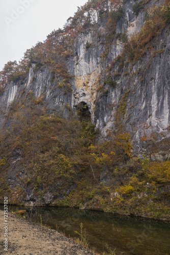 日本 岩手県一関市を流れる砂鉄川沿いの渓谷、猊鼻渓の石灰岩の岩壁と紅葉