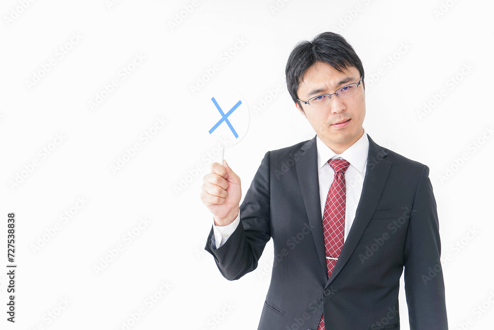 バツ印を示すビジネスマン バツ印を示すビジネスマン