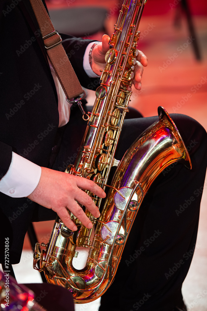 Obraz premium Saxophone in the hands of a musician