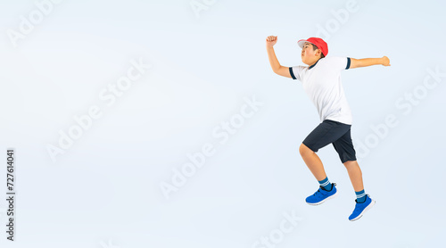 体操服を着てジャンプする男の子（切り抜き背景透過PNGも販売しております。作成者リンクから「PNG」で検索してください） © metamorworks