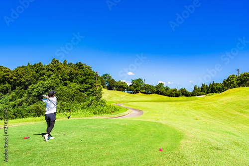 ゴルフ を プレー する 日本人 女性 ゴルファー 【 golf の イメージ 】