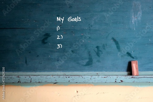Фотография Green vintage school green chalkboard background with hand written text MY GOALS and blank lists