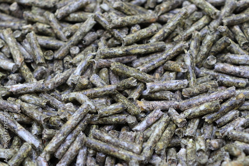 Granulated animal feed in the video of elongated sticks