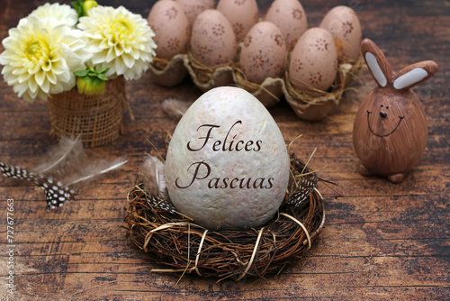 Tarjeta de felicitación Felices Pascuas: Huevo de Pascua etiquetado con el saludo de Pascua Felices Pascuas. Con adornos y flores de Pascua. photo