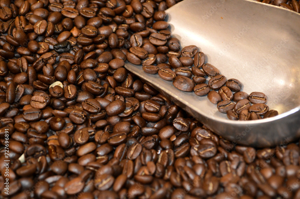 Fototapeta premium coffee beans in a bowl