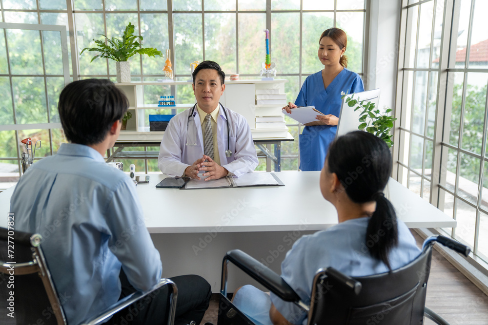 The doctor is currently examining and treating the patient, ready to provide consultation regarding the broken foot bone to facilitate a return to normal walking. The doctor is currently examining and treating the patient, ready to provide consultation regarding the broken foot bone to facilitate a return to normal walking.