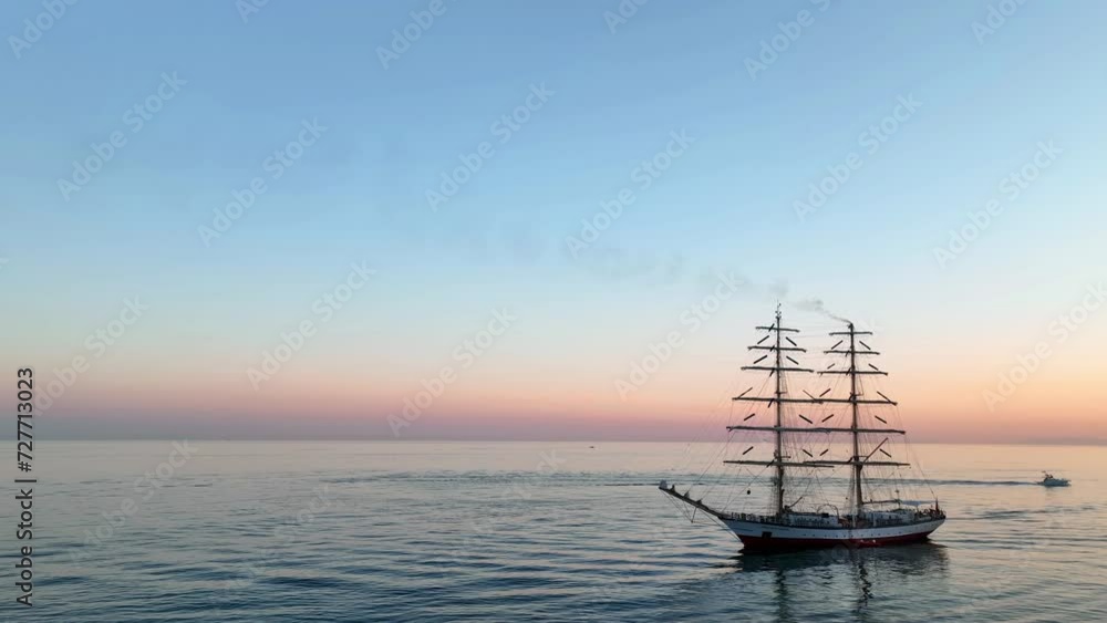 bonito atardecer en el mar junto a un barco velero bonito atardecer en el mar junto a un barco velero