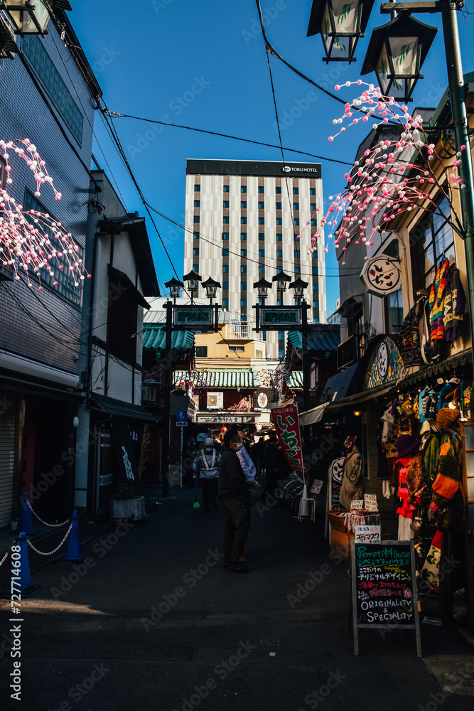 Foto de las calles de Asakusa en Tokyo, Japón.