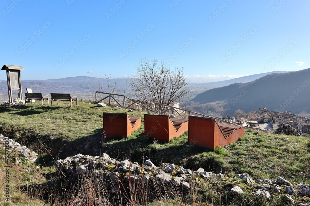 Civita Superiore - Panchine sdraio panoramiche tra i ruderi del castello medievale Civita Superiore - Panchine sdraio panoramiche tra i ruderi del castello medievale