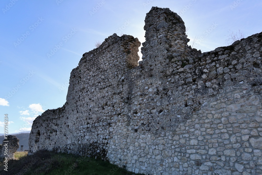 Civita Superiore - Resti della cinta muraria del castello