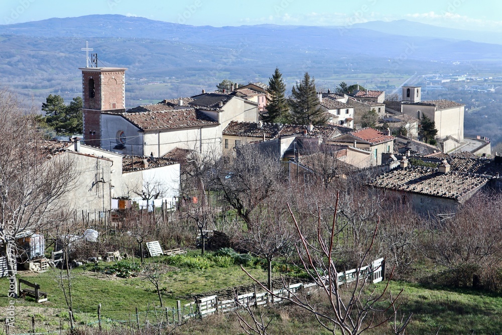 Civita Superiore - Scorcio panoramico del borgo dal sentiero per il castello