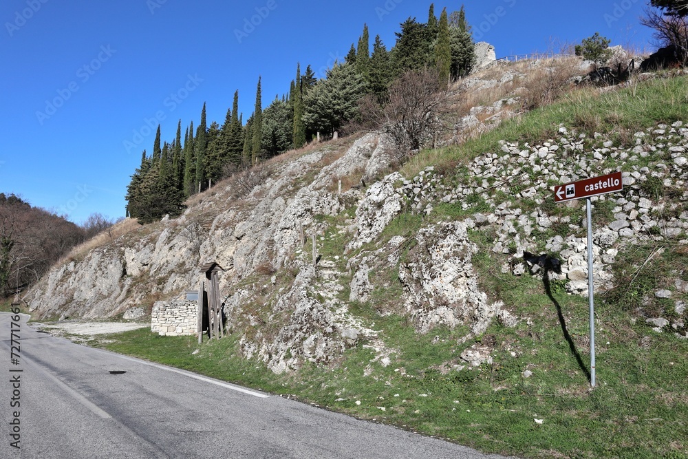 Civita Superiore - Sentiero per il castello dalla strada principale