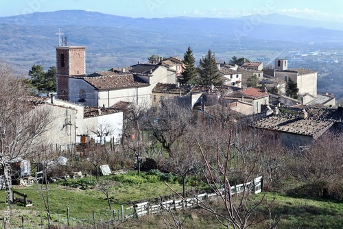 Obraz na płótnie Civita Superiore - Scorcio panoramico del borgo dal sentiero per il castello w salonie