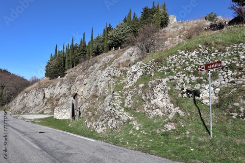 Obraz na płótnie Civita Superiore - Sentiero per il castello dalla strada principale w salonie