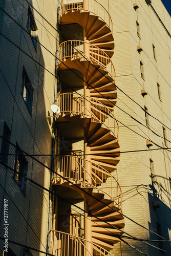 Foto de unas escaleras de un edificio en Tokyo, Japón. photo