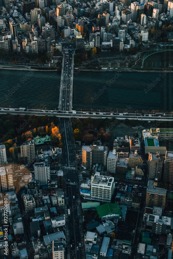 Foto del Río Ara desde arriba con la ciudad de Tokyo con los colores del atardecer, Japón.