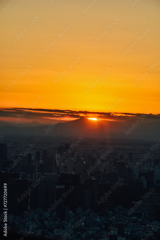 Fototapeta premium Foto del atardecer desde las alturas de Tokio, Japón.