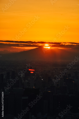 Foto del atardecer desde las alturas de Tokio, Japón.