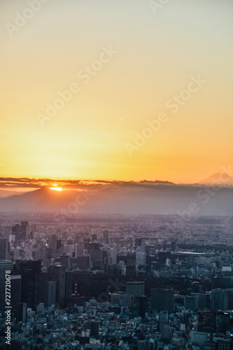 Foto del Monte Fuji con el atardecer desde las alturas de Tokio, Japón.