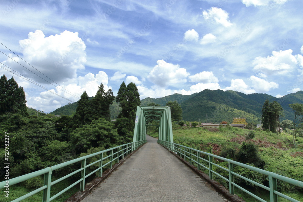 青空と白い雲と山にかかる橋