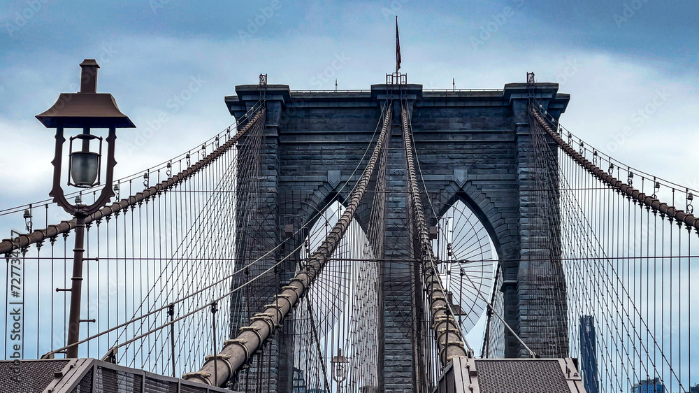 Obraz premium The famous and wonderful Brooklyn Bridge linking the boroughs of Manhattan and Brooklyn in New York City (USA).