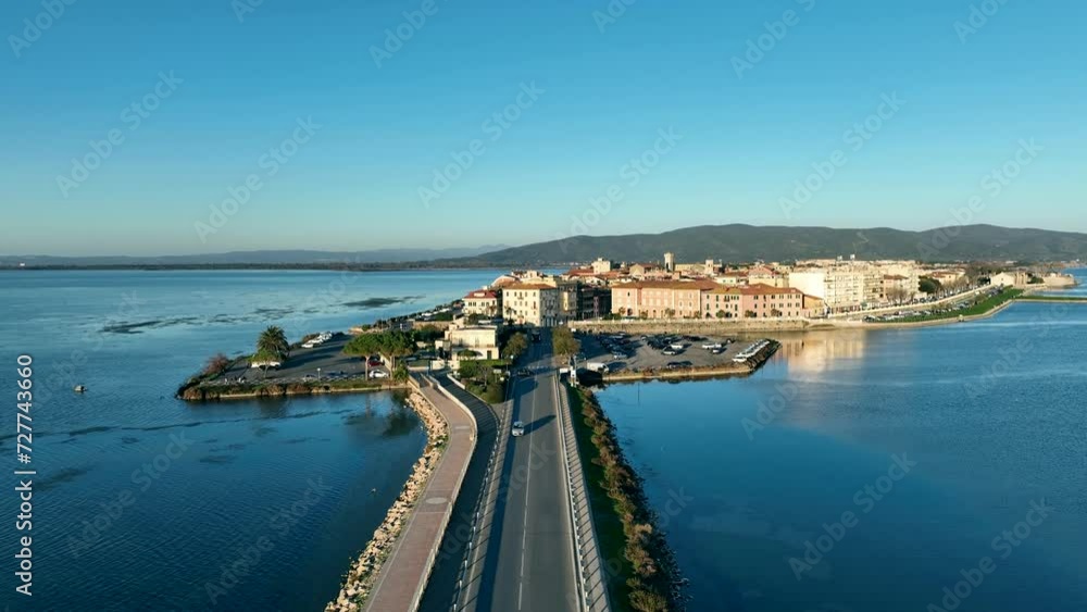 Laguna di Orbetello in Toscana, Italia.
Vista aerea del borgo e della laguna che affaccia sul Monte Argentario. Laguna di Orbetello in Toscana, Italia.
Vista aerea del borgo e della laguna che affaccia sul Monte Argentario.