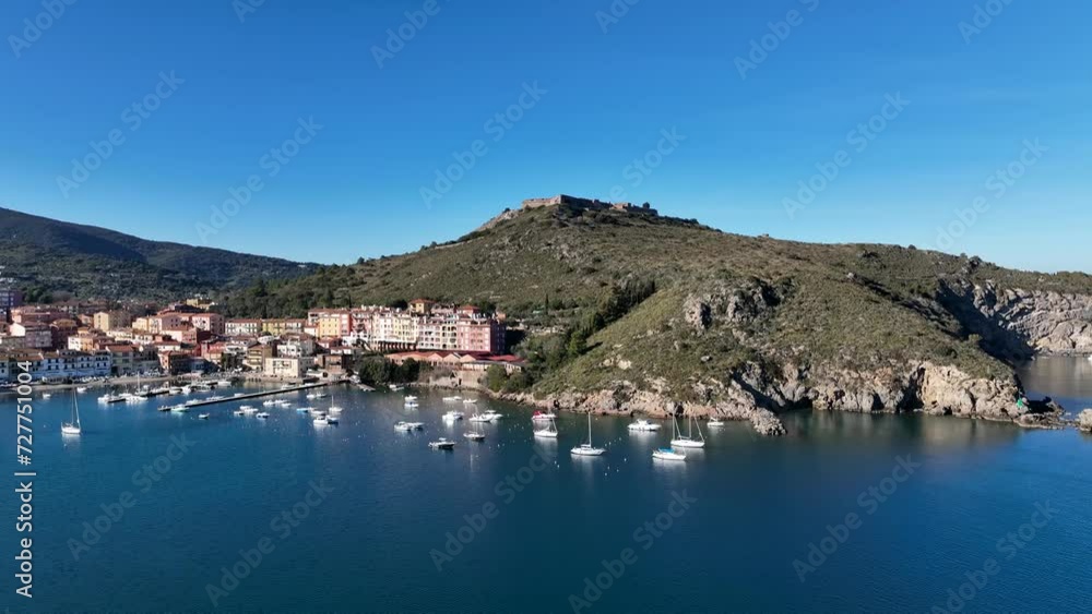 Porto Ercole, esclusiva località turistica di mare in Toscana, Monte
