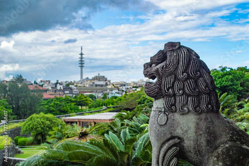 Statue de lion avec vue sur Naha depuis le château Shuri, Okianwa, Japon