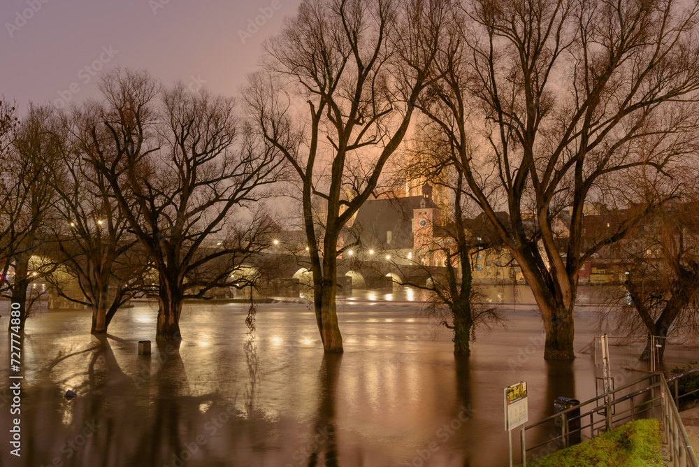 Hochwasser in Regensburg am Abend im Winter Hochwasser in Regensburg am Abend im Winter