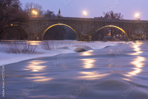 Hochwasser in Regensburg am Abend im Winter