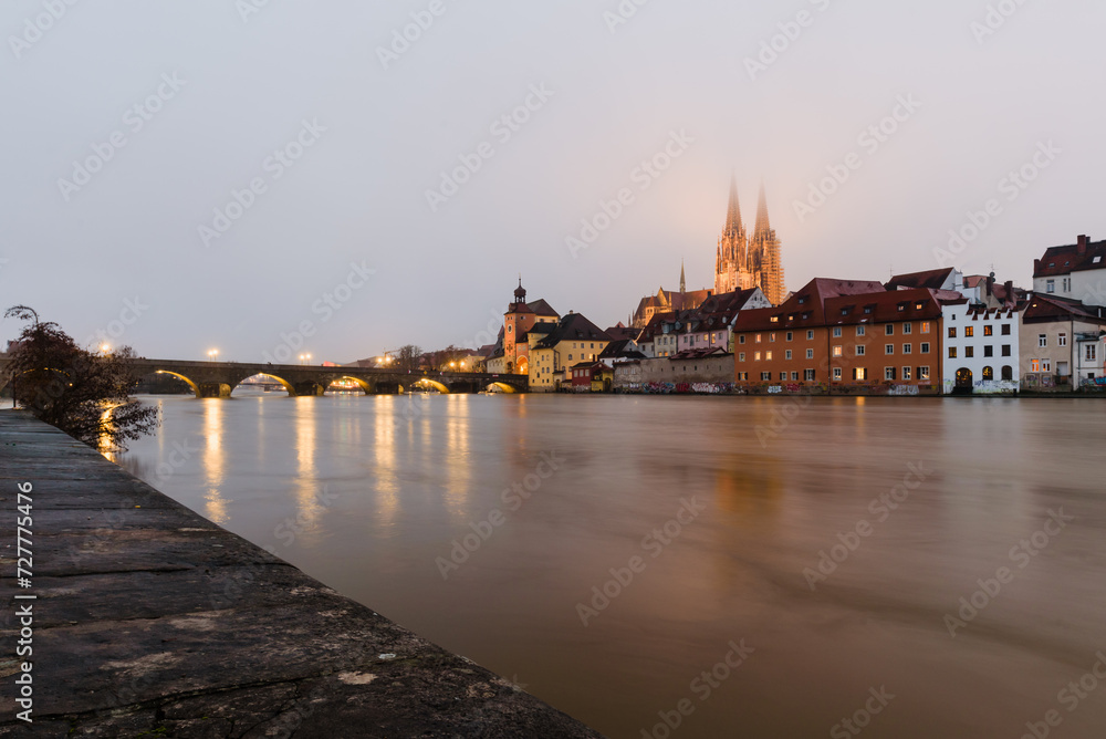 Naklejka premium Hochwasser in Regensburg am Abend im Winter