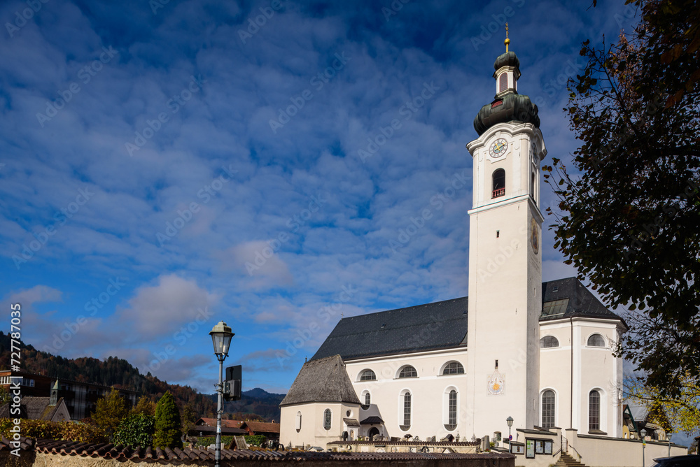 Kirche Oberaudorf im Herbst