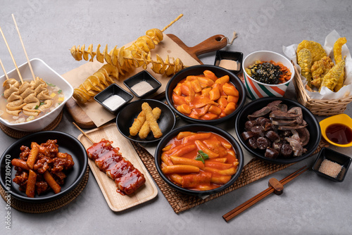 whirlwind, potato, sotteok sotteok, assorted, fried, chicken gangjeong, wheat tteokbokki, fish cake, sundae, rice tteokbokki, cup rice, cheese stick, snack, Korean food photo