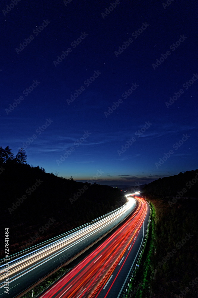 Autobahn A3 bei Nacht - Waldaschaff Aschaffenburg Lichtstreifen zur blauen Stunde - Langzeitbelichtung - Traffic - Light Trails