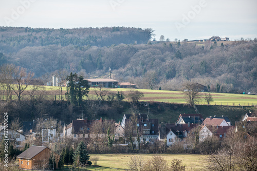 Panorama ländliche Ortschaft mit Hochebene mit Feldern und Bauernhof