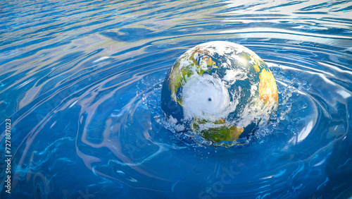 Erde mit Wolken und Hurrikan fällt ins Meer und Wasser sprizt hoch - Earth Rescue